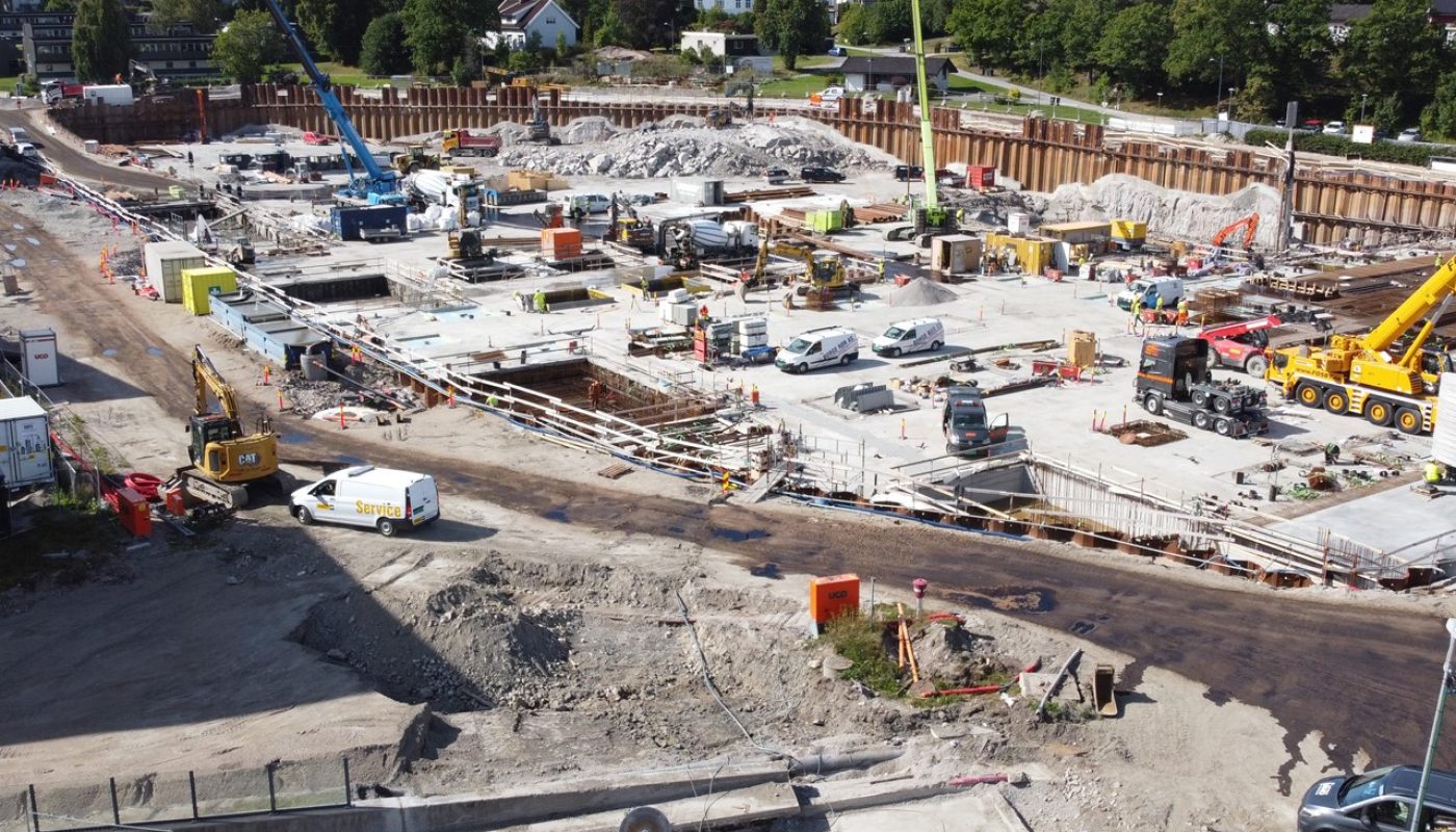 En betongsåle er støpt i bunnen av byggegropa. (Foto: Odd Borgestrand)