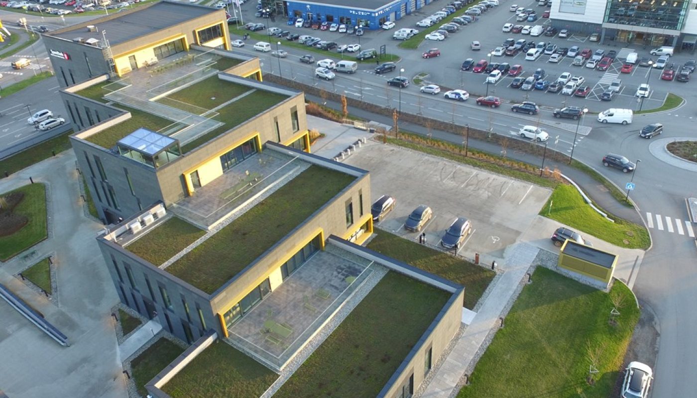 Dronefoto som viser den totale bygningsmassen i Varnaveien. Rygge Storsenter på motsatt side av veien.