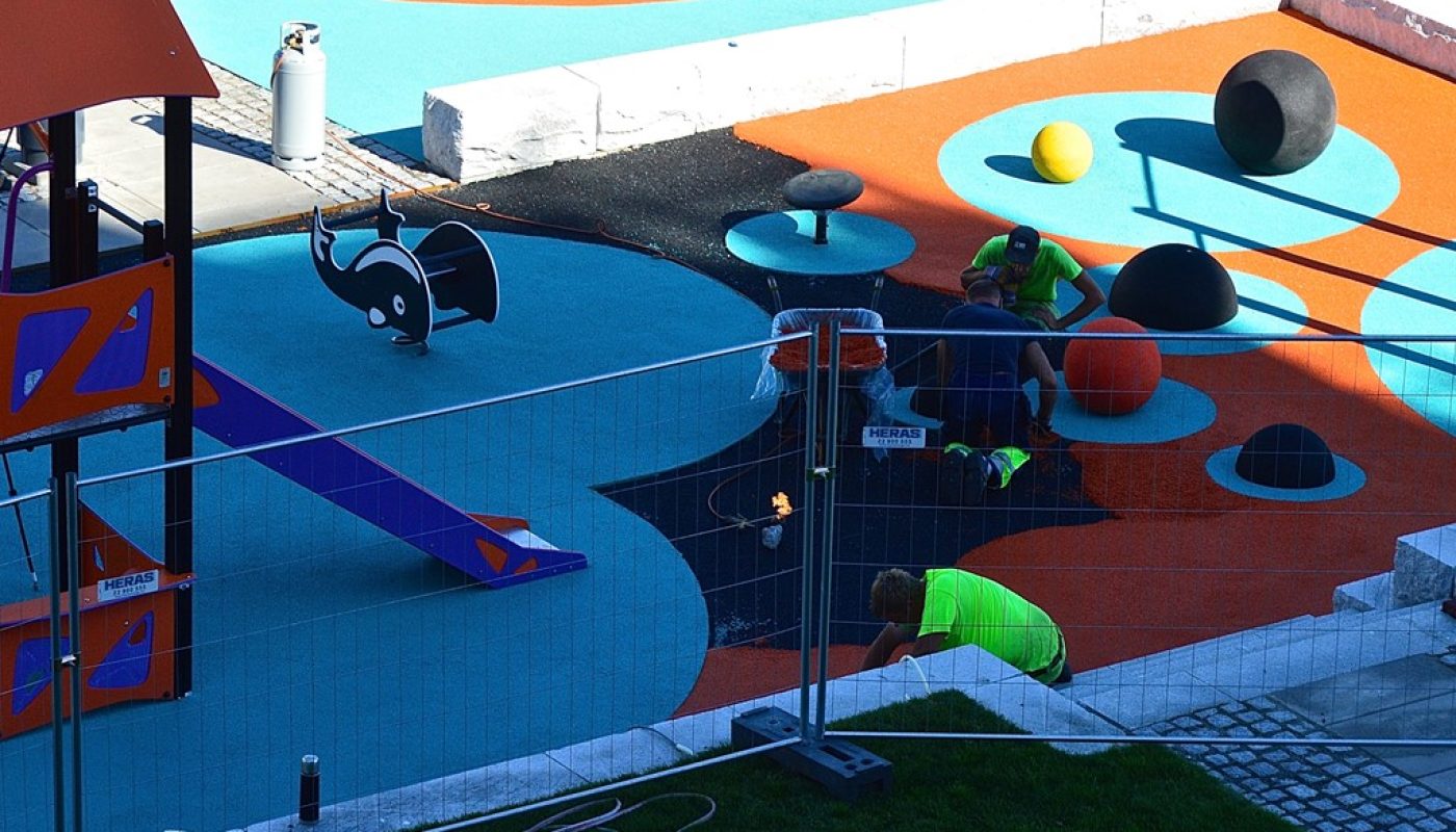 Moderne lekeplass med lekeapparater og treningsapparater
