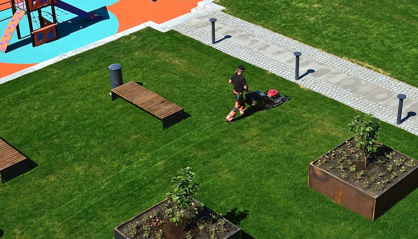 Lekeplass og sosial samlingsplass for alle i byen.
