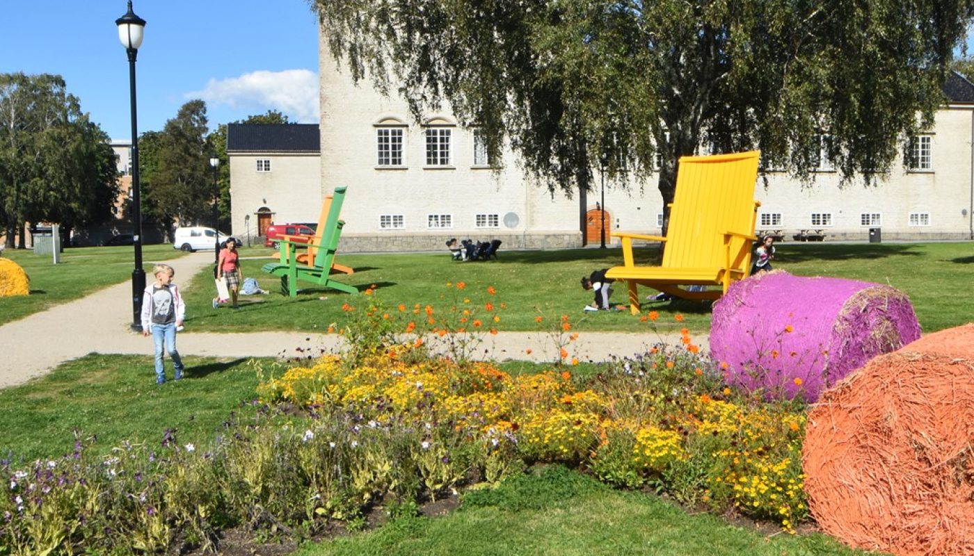 Fredrikstad kommune ønsker at bibliotekparken skal være et fristed for lek og moro, og har satt farge på parken med både stoler og halmballer.