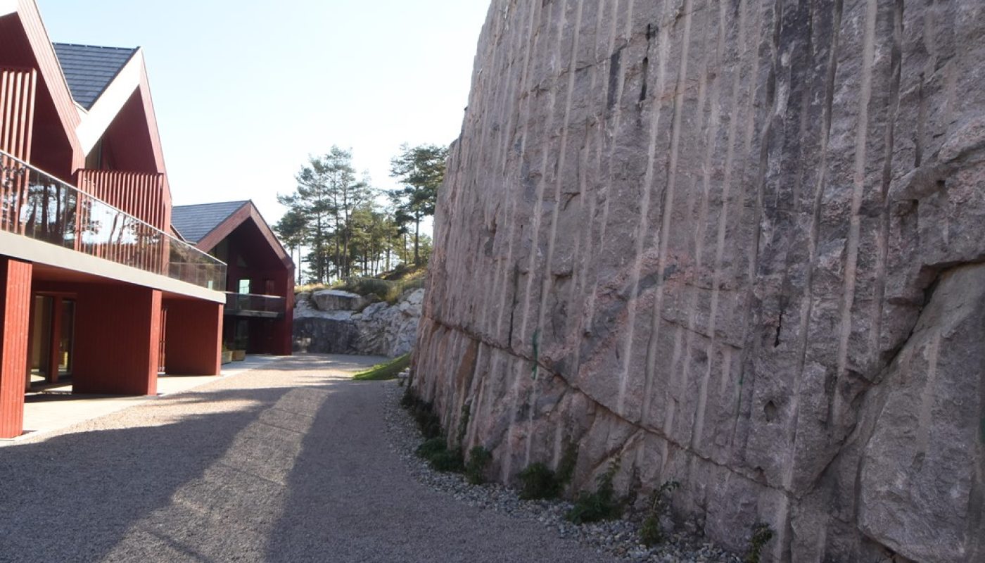 Fjellveggen på baksiden av sjøbodene er blitt et kunstverk, takket være våre dyktige håndverkere i Råde Graveservice.