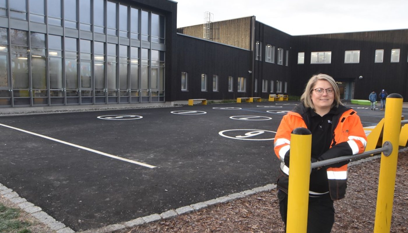 Bygget er utformet slik at utearealene varierer mellom åpne og skjermede plasser. Anleggsgartner Emelie Dynell i landskapsavdelingen i Råde Graveservice mener skoleelevene på Hvaler har fått et flott utemiljø.