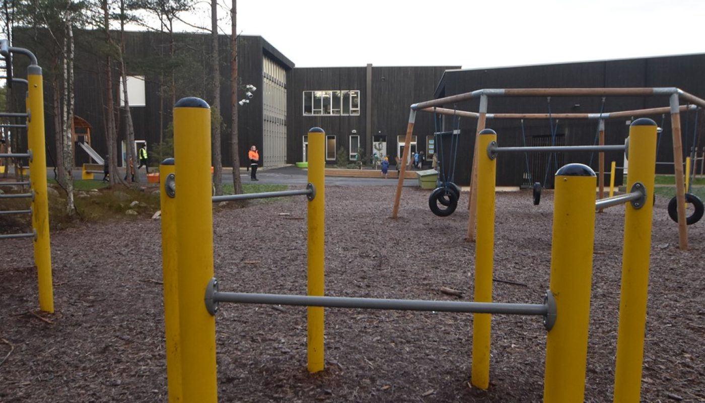 På skoletomta er det gode og varierte lekemuligheter samtidig som den fantastiske naturen rundt bygget i stor grad er tatt vare på.