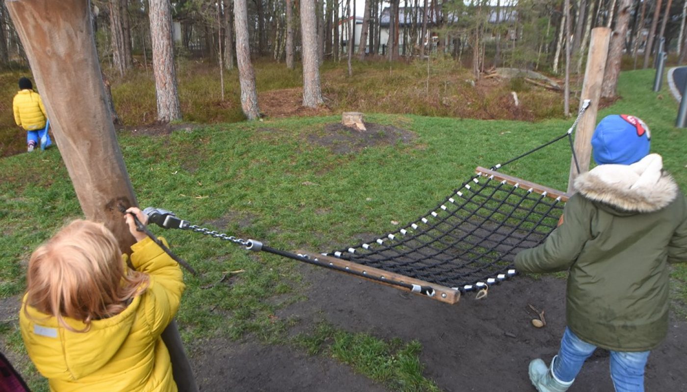 Det mangler ikke på lekeapparater for skolebarna ved den nye skolen på Asmaløy, og apparatene er flittig i bruk.
