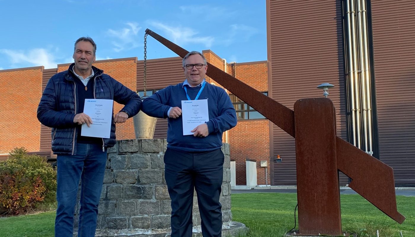Råde Graveservice AS, her representert ved administrerende direktør Terje Andersen, (t.v) sikret seg kontrakten på 100 millioner kroner for å etablere den nye hovedvannledningen fra Rygge til Vestby. Administrerende direktør Johnny Sundby i MOVAR IKS kjenner seg trygg på valget av hovedentreprenør. Foto: MOVAR IKS